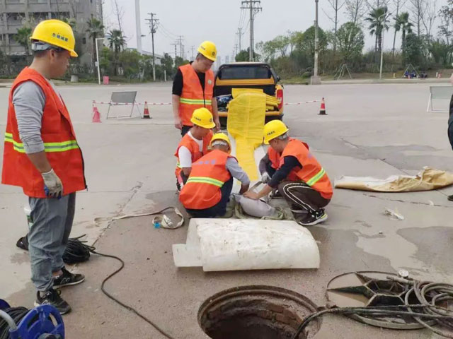 华赣城建集团使用机器人非开挖修复赣州市排水排污管网